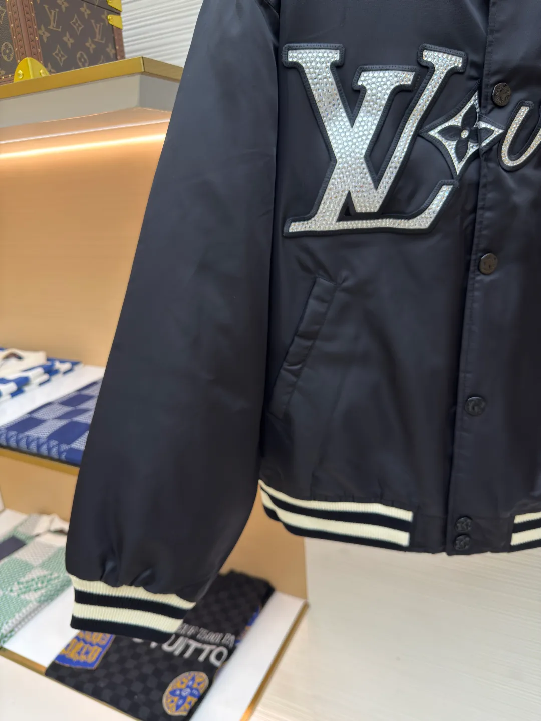 LOUIS VUITTON Color Diamond Zhangzi Cotton Clothes ●Authentic product: Purchased and developed for 28900 ●Item number: 1681999-D70 ●Fabric: nylon semi-matt twill fabric ●Technology: Positioned cutting machine production ●Version: Fitted version ●Weight: about 955 grams ●Size: 44-46-48-50 ●Description: The fabric is made of nylon semi-matt twill, the lining is made of rayon twill satin, the embroidered vertical strips are cotton lining, the placket is made of sandwich 1200, the chapter is embroidered with Tajima embroidery machine imported from Japan, the acetate twill satin is white as the base, and the satin has high gloss as the rhinestone base, which can make the light more diffuse, a total of three The pattern is combined to form a complete chapter pattern. All rhinestone positions are restored according to the Y version 1:1 position. The rhinestone template is made by hand with a single specification and a single number of positions. Two specifications of imitation Austrian diamonds, 4 and 2 ri, are used. The rhinestones are manually brushed and filmed to make the hot rhinestone pattern. The hot rhinestone pattern is placed purely by hand. The corners are all positioned on the inside of the embroidery black line. Constant-temperature and constant-time automatic pressing ensures wash fastness. The finished diamond chapter is hand-embroidered and pasted on the front panel. The left and right panels are restored and stitched together, and come with a 1.8cm glossy topcoat four-button buckle.
